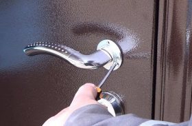 Замена дверной ручки металлической двери в Красном Селе