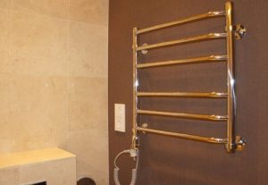 Установка электрического полотенцесушителя в ванной в Красном Селе